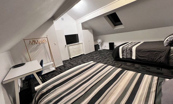 Epsom Villa | TRIPLE ROOM ONLY with Shared Bathroom @ LA CASA BONITA AUCKLAND 8 Bedroom Villa.