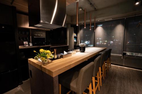 Naka Ward Apartment | trive sakae 寝室と屋上のプロジェクター故障のため割引中