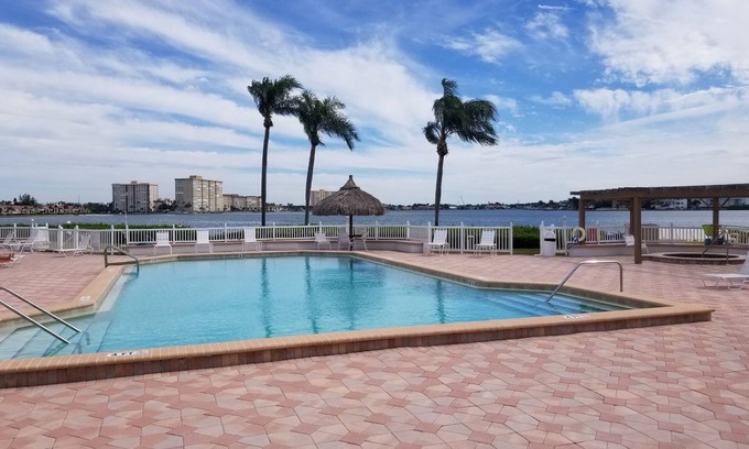 Palma del Mar Condo | Tropical 1 BD 1.5 BA Condo on Isla Del Sol, St Petersburg, Florida