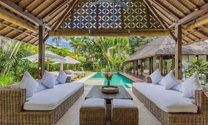 Batubelig Villa | Tropical 3 bedrooms villa, 650m from beach, 1200m2 garden