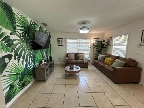 Lakeland House | Tropical 3bed 2bath Lakeland Home on corner lot