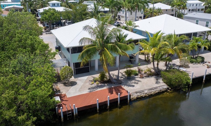 Cutthroat Harbor Estates House | Tropical 3BR on Canal – Dock for 30' Boat, Outdoor Shower, Bikes, Sleeps 6