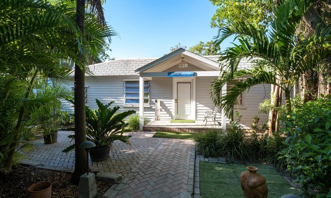 Key Largo Villa | Tropical bayfront villa with sandy beach