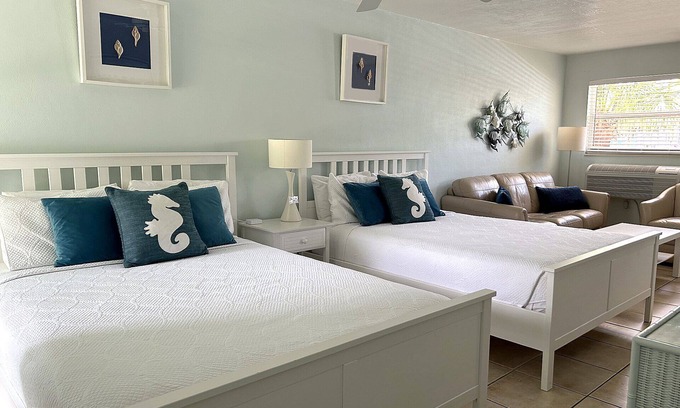 Key Colony Beach Apartment | Tropical Beachfront Condo Key Colony Beach - 3 night Minimum