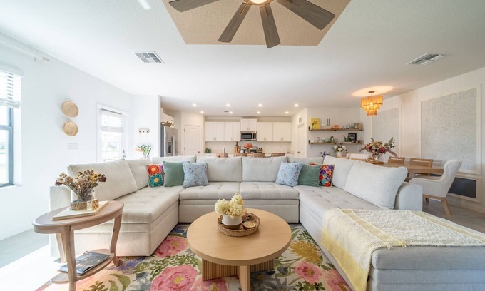 Sarasota House | Tropical Casa - 5-bd room house, lanai, 20min to beach, resort club house & pool