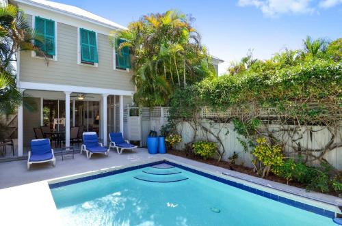 Old Town House | Tropical Dreaming by AvantStay 4 BLKS to Beach Private Pool