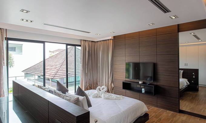 Choeng Thale Villa | Tropical Haven 4 Bedroom Pool Villa with BBQ & Karaoke
