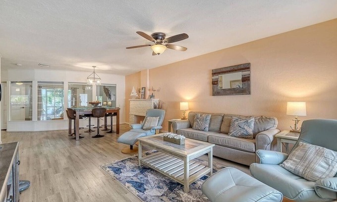 Downtown Villa | Tropical Heart Villa walking distance to Downtown and 5 min drive to Beach!
