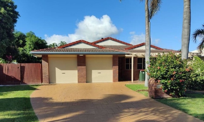 Aitkenvale House | Tropical Holiday Home + NBN + Home theatre