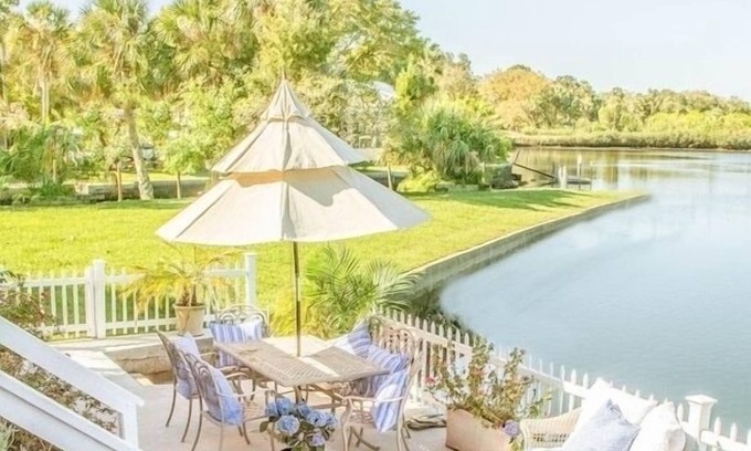 Aripeka House | Tropical Island Romantic Waterfront Private New 2Bed Suite Pool Sand Beach Gulf!