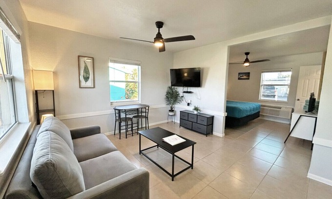 Biggar House | Tropical King Cottage with Heated Pool & Full Kitchen - Near Beach!