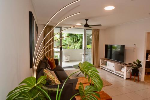 North Ward Apartment | Tropical Luxe Apartment