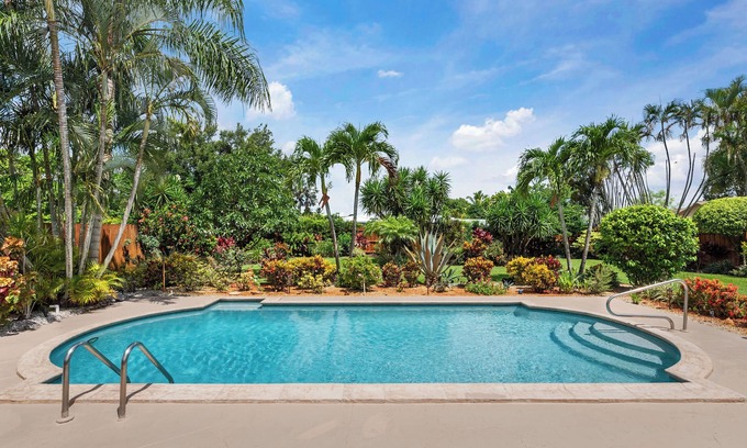 Wellington House | Tropical Oasis ~ Game Room Oct 25 ~ Stunning Gardens ~ Heated 32' Saltwater Pool