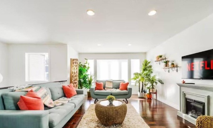 Jasper Place House | Tropical Oasis - King Beds - Garage - Long Stays!