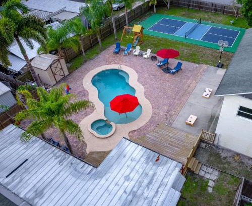 June Park House | Tropical Oasis- Pickleball, Pool, Hot Tub- 15 min to beach