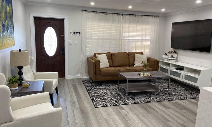 South Bradenton House | 🏝️Tropical Oasis Plus with Hot Tub+5mi to Beach, Near IMG!