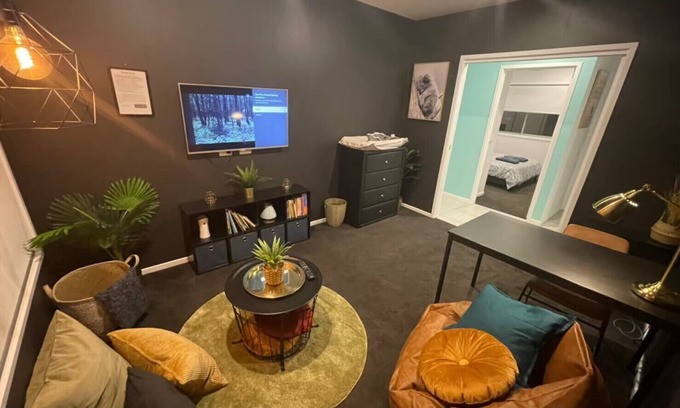Strathpine House | Tropical Ocean Vibe Holiday House in Strathpine
