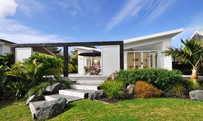 Omaha House | Tropical Omaha Beach House