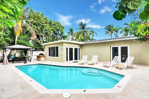 Hollywood Lakes House | Tropical Palm Oasis Heated Pool near Beach