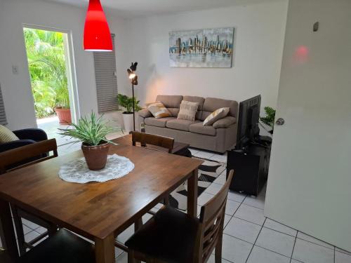 Willemstad Apartment | Tropical Palm Retreat