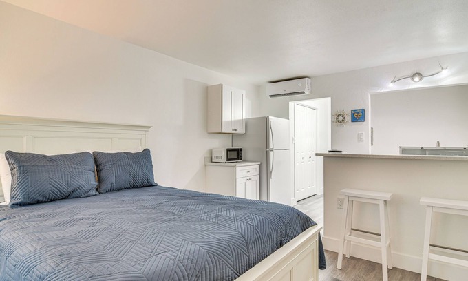 Pass-a-Grille Historic District Apartment | Tropical Pass-A-Grille Gem w/Direct Beach Access!