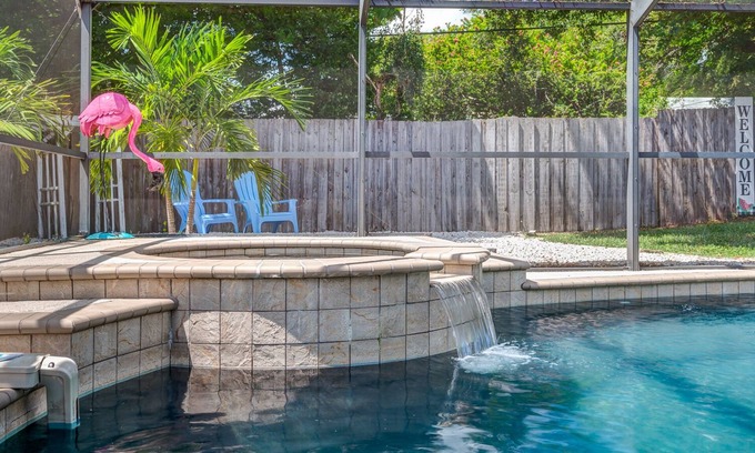 South Pinellas Community Council House | Tropical POOL Oasis- 5 Minutes to Beach 2Br/1Ba -sleeps 8 Guests