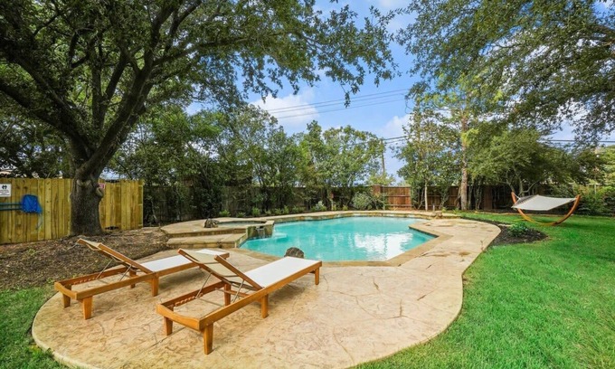 Flower Mound House | Tropical Pool Oasis - 5 BR, Foosbal, Cinema