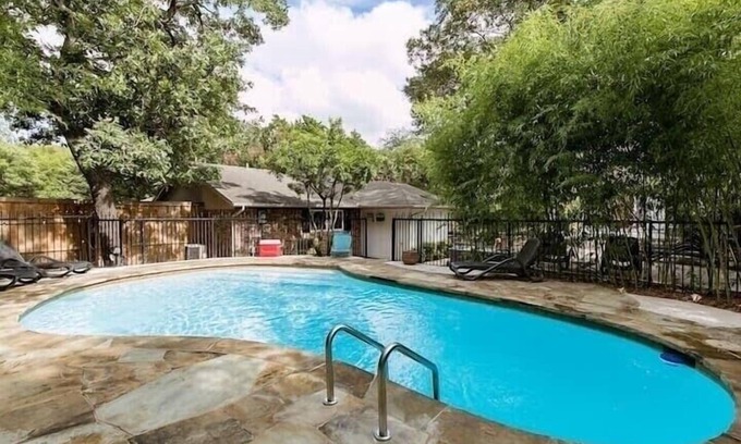 Duncanville House | Tropical POOL Paradise! Hot Tub, Fire Pit, Grills! 🔷 Comfortable Updated House 🔷
