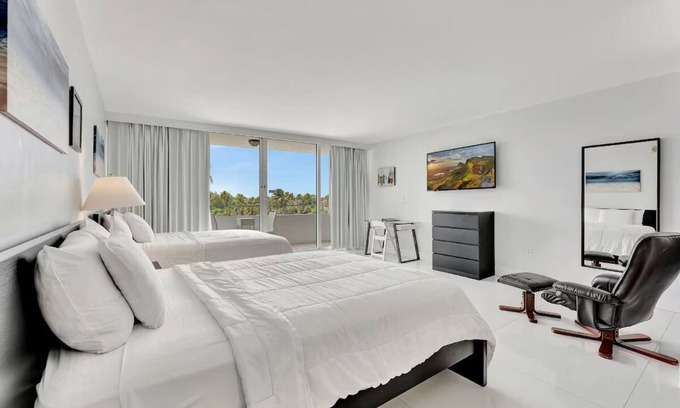 Galt Mile Resort | Tropical Retreat with Pool, Spa & Resort-Style Amenities