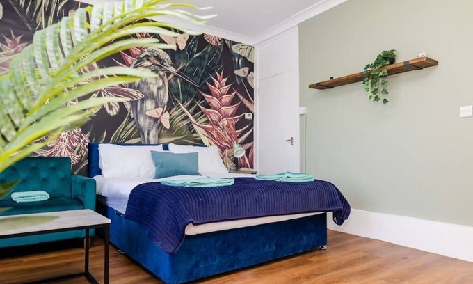 Kemptown Apartment | Tropical Studio Next to Pavilion and Brighton Beach