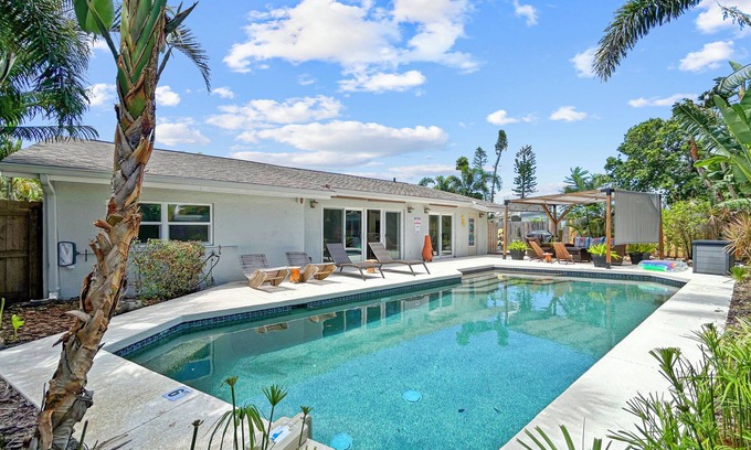 Bayshore Gardens House | Tropical Suburban Oasis w/Heated Pool - Beaches and IMG Academy nearby