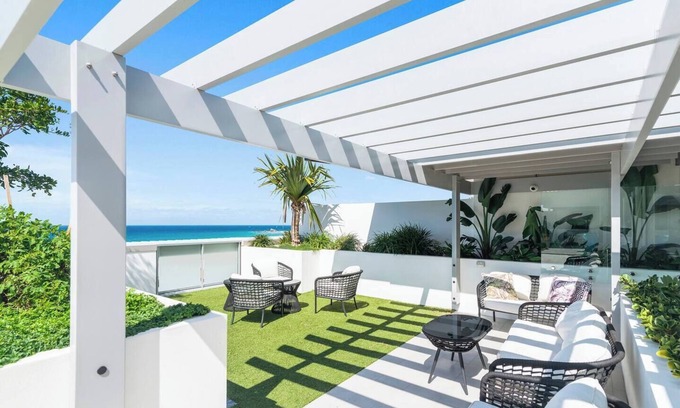 Palm Beach Apartment | Tropical Tides Resort Style Chic at Palm Beach