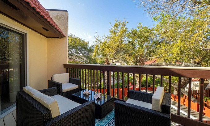 Ocean Woods House | Tropical Townhome I Patio/Grill I Beach Gear I Monthly Stays