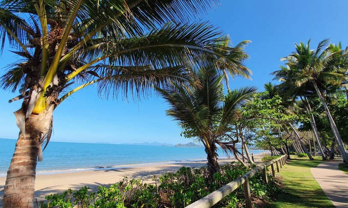 Palm Cove Apartment | Tropical Unit with Private Fenced Garden Close to The Beach 4
