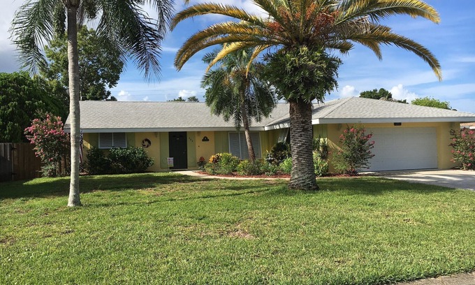 Venice East House | Tropical Venice East Bungalow Heated Pool Minutes to Restaurants, Beaches, Golf
