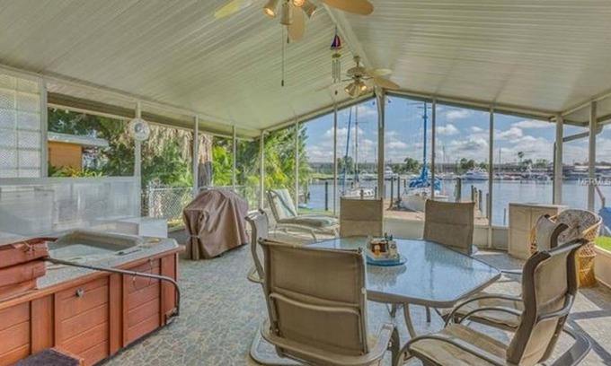 Flor-a-mar House | Tropical Waterfront 2bdrm sleeps 6 w/boat slip available behind home!