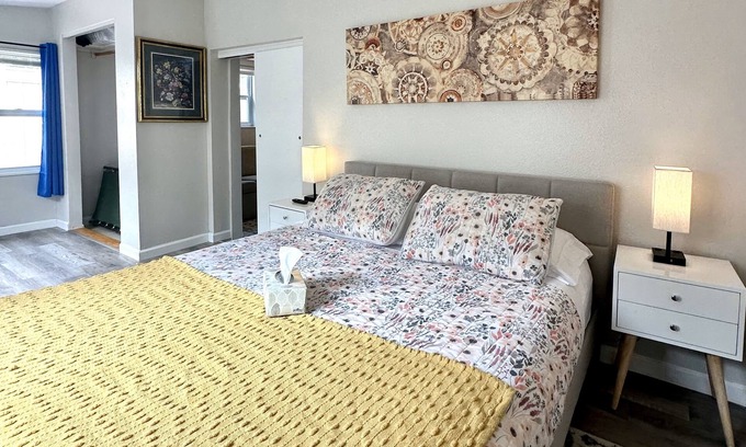 Seminole House | TROPlCAL HAVEN-BBQ/WASHER/DRYER-NEAR BEACH/LAKE/PARK/MALL/GYM/RESTAURANT/MARINA!