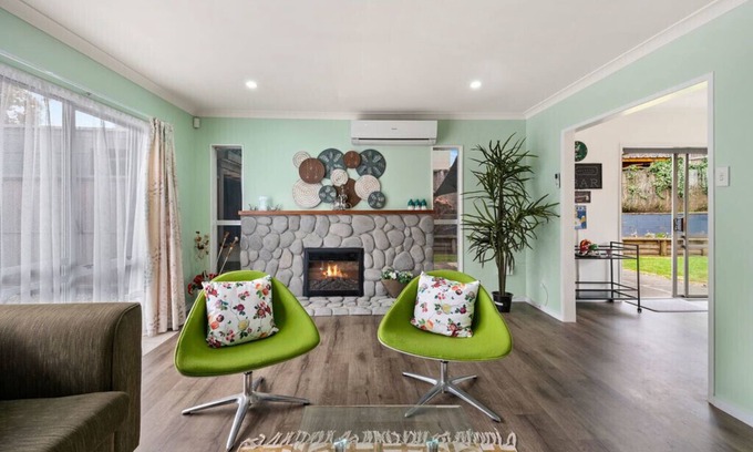 Waipahihi Cottage | True Blue - Taupo Holiday Home