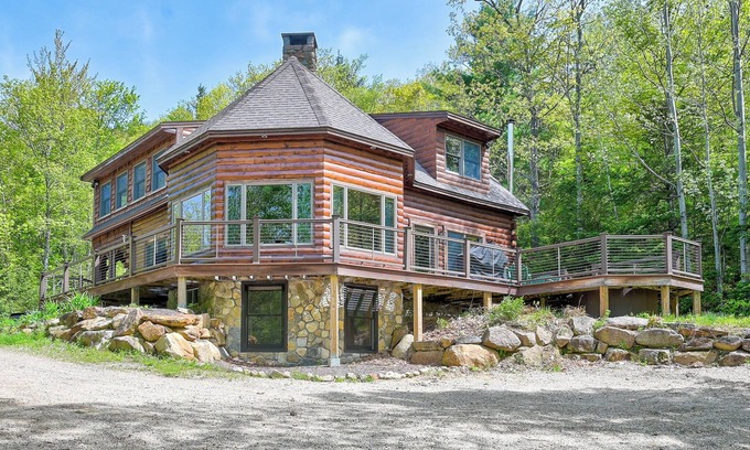 Jackson House | True Privacy in this updated Log Home close to everything to do in the MWV!