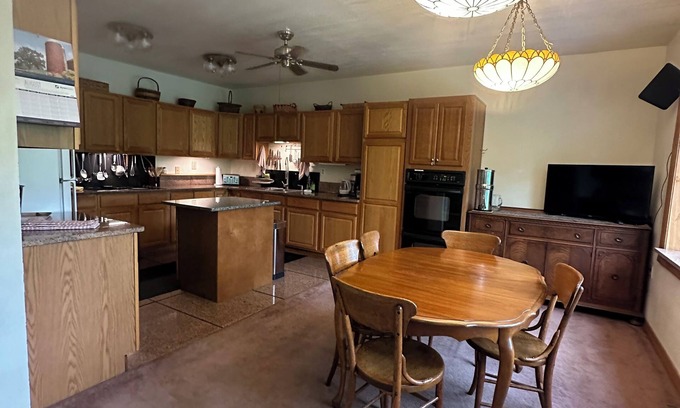 Oregon House | True River Frontage nPrivate grounds 3-bedroom housenEnjoy a relaxing stay