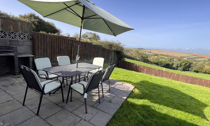 Malborough House | Tubbs Delight Family and dog friendly Bungalow With Hot Tub and Countryside View