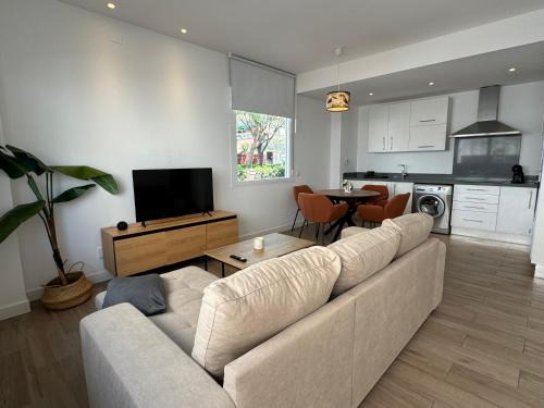 Pedregalejo Playa Apartment | TUCAN BEACH - Casa con Terraza cerca de la Playa 6 personas