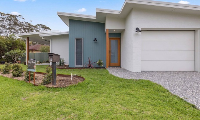 Woolgoolga House | Tucked away but central to shops, restaurants, cafes, pub, clubs, is our modern contemporary house.