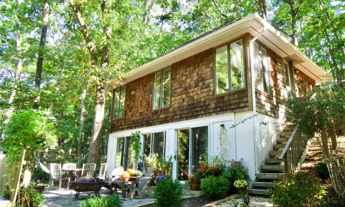 Noyack Apartment | Tucked into the quiet woods of Sag Harbor.