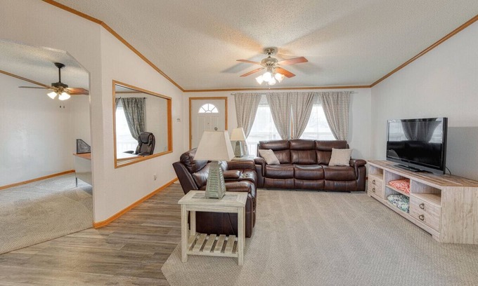 Salina House | Tucked off the Path-Yet near it all! <5 min to entertainment, colleges and more!