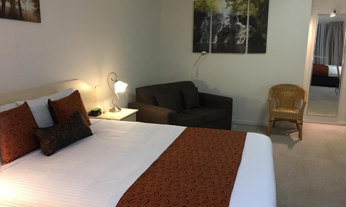 South Gundagai Hotel | Tuckerbox Motor Inn