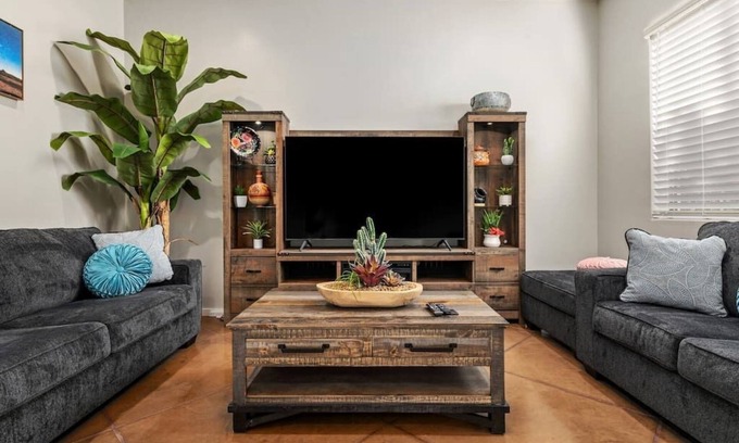 South Park House | Tucson Oasis | 10 Min to UofA + Events & Dining