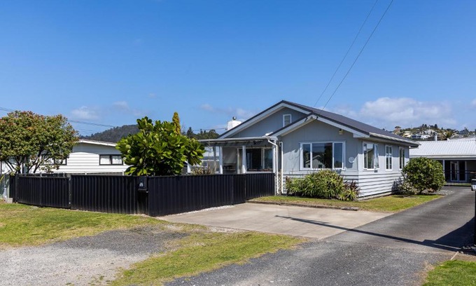Whangamata House | Tui nest