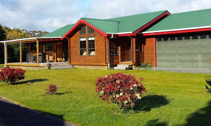 Rings Beach Cottage | TUI RETREAT - MATARANGI HOLIDAY HOME, family friendly in Rings Beach