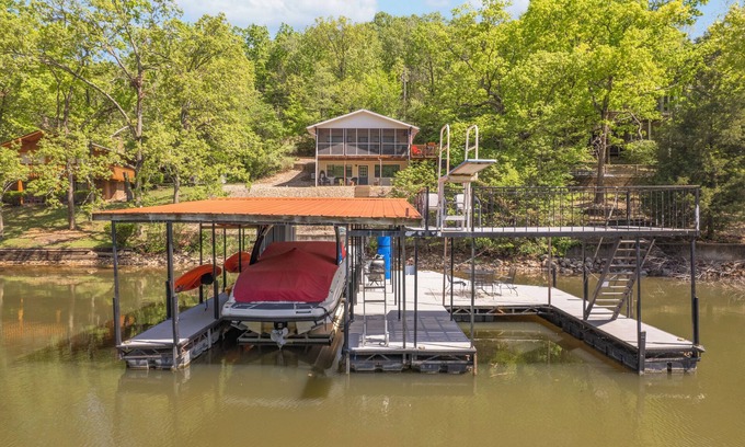 Camdenton House | Tulip House - 3 bedroom in back of cove
